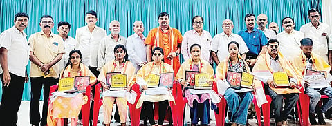 ಹರಪನಹಳ್ಳಿ ತೆಗ್ಗಿನಮಠದಲ್ಲಿ ಆಯೋಜಿಸಿದ್ದ ಸಮಾರಂಭದಲ್ಲಿ ವಿದ್ಯಾರ್ಥಿಗಳನ್ನು ಸನ್ಮಾನಿಸಲಾಯಿತು. ಪೀಠಾಧ್ಯಕ್ಷ ಶ್ರೀ ವರಸದ್ಯೋಜಾತ ಶಿವಾಚಾರ್ಯ ಸ್ವಾಮೀಜಿ, ತಾಲೂಕು ಬೇಡ ಜಂಗಮ ಸಮಾಜದ ಅಧ್ಯಕ್ಷ ಕೆ.ಎಂ.ಶಿವಕುಮಾರಸ್ವಾಮಿ, ತೆಗ್ಗಿನಮಠ ಸಂಸ್ಥಾನದ ಕಾರ್ಯದರ್ಶಿ ಡಾ.ಟಿ.ಎಂ.ಚಂದ್ರಶೇಖರಯ್ಯ, ಮಲ್ಲಿಕಾರ್ಜುನ ಸ್ವಾಮಿ ಕಲ್ಮಠ, ಎಸ್.ಎಂ.ವೀರಭದ್ರಯ್ಯ ಇತರರಿದ್ದರು.