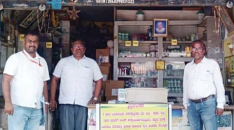 ಹರಪನಹಳ್ಳಿ ರಸಗೊಬ್ಬರ ಮಾರಾಟ ಮಳಿಗೆಗೆ ಸಹಾಯಕ ಕೃಷಿ ನಿರ್ದೇಶಕ ವಿ.ಸಿ.ಉಮೇಶ್ ಭೇಟಿ ನೀಡಿ ಪರಿಶೀಲಿಸಿದರು. ಕೃಷಿ ಅಧಿಕಾರಿ ಎಚ್.ಎಲ್.ಸಂಗಪ್ಪ, ಅಂಗಡಿ ಮಾಲಿಕ ವಿಶ್ವನಾಥಯ್ಯ ಸ್ವಾಮಿ ಇದ್ದರು.