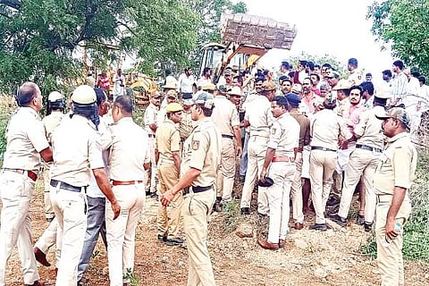 Kavital police protection for road work