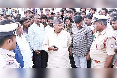 Manavi MLA visit to lake