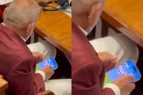 Manikrao Kokate Caught Playing Rummy in Assembly