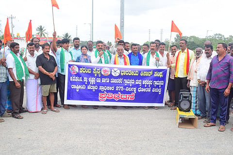 Protest demanding repair of unscientific road Mandya