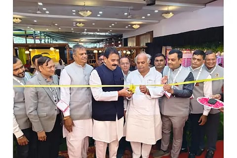 Textile minister