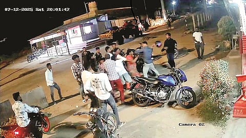 ಬೆಂಗಳೂರು-ಮೈಸೂರು ಹೆದ್ದಾರಿಯ ಸರ್ವಿಸ್ ರಸ್ತೆಯ ಟಿ.ಎಂ.ಹೊಸೂರು ಗೇಟ್‌ನ ಹೊಟೇಲ್ ಮುಂಭಾಗ  ಪುಂಡ ಯುವಕರ ಗ್ಯಾಂಗ್ ಹೋಟೆಲ್ ಮಾಲೀಕ ಮತ್ತು ಆತನ ಸಿಬ್ಬಂದಿ ವಿರುದ್ಧ ಹಲ್ಲೆ ಮಾಡ್ತಿರುವ ದೃಶ್ಯ ಸಿಸಿ ಟಿವಿಯಲ್ಲಿ ಸೆರೆಯಾಗಿರುವುದು.