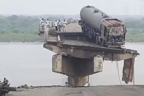 Bridge collapses in Gujarat
