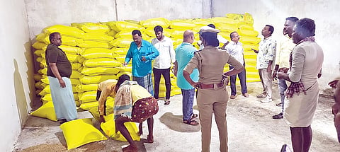 ಕೊಟ್ಟೂರಿನ ಸಹಕಾರ ಸಂಘದಲ್ಲಿ ಪೊಲೀಸ್ ಬಂದೋಬಸ್ತಿನಲ್ಲಿ ರೈತರಿಗೆ ಮಂಗಳವಾರ ಯೂರಿಯಾ ರಸಗೊಬ್ಬರ ಮಾರಾಟ ಮಾಡಲಾಯಿತು. ಪಿಎಸ್‌ಐ ಗೀತಾಂಜಲಿ ಶಿಂಧೆ, ಕೃಷಿ ಅಧಿಕಾರಿ ಶ್ಯಾಂಮಸುಂದರ್, ಪೊಲೀಸ್ ಸಿಬ್ಬಂದಿ ಇದ್ದರು.