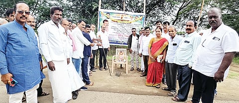 ಕೊಟ್ಟೂರು ತಾಲೂಕು ಕೆ.ಅಯ್ಯನಹಳ್ಳಿ ಗ್ರಾಮದ ಬಳಿ ರಸ್ತೆ ಅಭಿವೃದ್ಧಿ ಕಾಮಗಾರಿಗೆ ಶಾಸಕ ನೇಮಿರಾಜ ನಾಯ್ಕ ಭೂಮಿ ಪೂಜೆ ನೆರವೇರಿಸಿದರು. ಜಿಪಂ ಮಾಜಿ ಸದಸ್ಯ ಹರ್ಷವರ್ಧನ, ಜೆಡಿಎಸ್ ಕ್ಷೇತ್ರ ಅಧ್ಯಕ್ಷ ಮಲ್ಲಿಕಾರ್ಜುನ, ಎಪಿಎಂಸಿ ಮಾಜಿ ಅಧ್ಯಕ್ಷ ಬೂದಿ ಶಿವಕುಮಾರ್, ತಾಪಂ ಇಒ ಡಾ.ಆನಂದ ಕುಮಾರ್, ವರ್ತಕ ತಿಮ್ಮಲಾಪುರದ ಕೊಟ್ರೇಶ ಇತರರಿದ್ದರು.