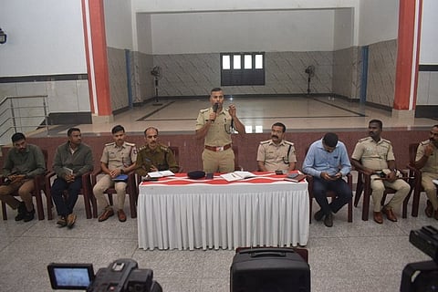police meet