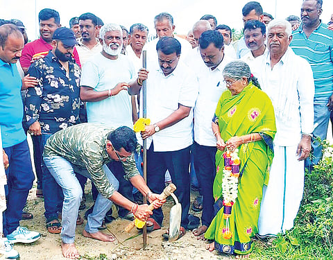 ಜನತಾ ಕಾಲನಿಯಲ್ಲಿ ಕಾಂಕ್ರಿಟ್ ರಸ್ತೆ ನಿರ್ಮಾಣ ಕಾಮಗಾರಿ1