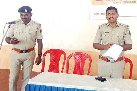 ಗೊರೇಬಾಳದಲ್ಲಿ ಹಮ್ಮಿಕೊಂಡಿದ್ದ ಮನೆಮನೆಗೆ ಪೊಲೀಸ್ ಕಾರ್ಯಕ್ರಮದಲ್ಲಿ ಸಿಂಧನೂರು ಗ್ರಾಮೀಣ ಠಾಣೆ ಪಿಎಸ್‌ಐ ಮೌನೇಶ ರಾಥೋಡ್ ಮಾತನಾಡಿದರು. ಎಎಸ್‌ಐ ಬಾಲಪ್ಪ ಇದ್ದರು.