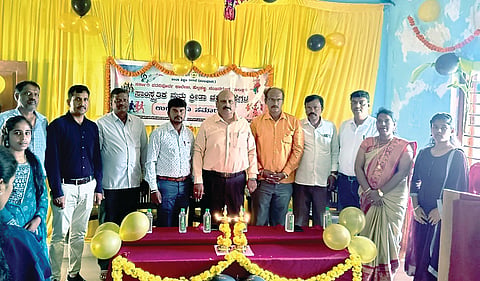 ನಂಜನಗೂಡು ತಾಲೂಕು ಹುಲ್ಲಹಳ್ಳಿ ಸರ್ಕಾರಿ ಪಿಯು ಕಾಲೇಜಿನಲ್ಲಿ ಆಯೋಜಿಸಿದ್ದ ಕಾರ್ಯಕ್ರಮವನ್ನು ಲಯನ್ ಸಿ.ಆರ್. ದಿನೇಶ್ ಉದ್ಘಾಟಿಸಿದರು. ಎಚ್.ಎಂ. ಬಸವರಾಜು, ಹುಚ್ಚಯ್ಯ, ಸೋಮಶೇಖರ್, ರಾಮಪ್ಪ ಇತರರು ಇದ್ದರು.