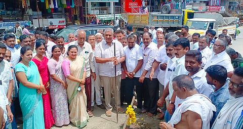 ಬೆಟ್ಟದಪುರದ ವೃತ್ತ ಅಭಿವೃದ್ಧಿ ಕಾಮಗಾರಿಗೆ ಶನಿವಾರ ಪಶುಸಂಗೋಪನೆ ಮತ್ತು ರೇಷ್ಮೆ ಖಾತೆ ಸಚಿವ ಕೆ.ವೆಂಕಟೇಶ್ ಭೂಮಿ ಪೂಜೆ ನೆರವೇರಿಸಿದರು. ನಿತೀನ್ ವೆಂಕಟೇಶ್, ರಾಜಶೇಖರ್, ಸ್ವಾಮಿ, ರಹಮತ್ ಜಾನ್ ಬಾಬು, ಹೊಲದಪ್ಪ, ಪ್ರಕಾಶ್, ಲೋಕೇಶ್, ಕುಂಜಪ್ಪ ಕಾರ್ನಾಡ್, ಸರಸ್ವತಿ, ಅನಿತಾ, ಜಗದೀಶ್, ನಾಗರಾಜು, ಭೀಮಣ್ಣ, ಪುಟ್ಟರಾಜು ಇದ್ದರು.