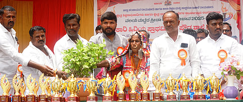 ತಲೇಖಾನ್ ಗ್ರಾಮದಲ್ಲಿ ವಲಯ ಮಟ್ಟದ ಕ್ರೀಡಾಕೂಟವನ್ನು ಗ್ರಾಪಂ ಅಧ್ಯಕ್ಷೆ ಉಮ್ಮವ್ವ ಗ್ಯಾನಪ್ಪ ರಾಠೋಡ ಉದ್ಘಾಟಿಸಿದರು. ಪ್ರಮುಖರಾದ ಸತೀಶಗೌಡ ತುರ್ವಿಹಾಳ, ಕನಕಪ್ಪ ಗುಡಿಹಾಳ, ವೀರೇಶ, ವೀರನಗೌಡ, ಹನುಮಂತಪ್ಪ ಇತರರಿದ್ದರು.