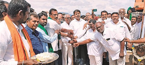 ಬೂದುಬಾಳು ನೀರಿನ ಘಟಕದಿಂದ ಹಳ್ಳದ ಮೂಲಕ ರಾಮನಗುಡ್ಡೆ ಡ್ಯಾಂಗೆ ನೀರು ಹರಿಸಲು ಹೂಳೆತ್ತುವ ಕಾಮಗಾರಿಗೆ ಶಾಸಕ ಎಂ.ಆರ್ ಮಂಜುನಾಥ್ ಭೂಮಿಪೂಜೆ ನೆರವೇರಿಸಿದರು. ಮಾದಪ್ಪ, ಕರಿಯಪ್ಪ, ವಿಜಯಕುಮಾರ್ ಇತರರು ಇದ್ದರು.