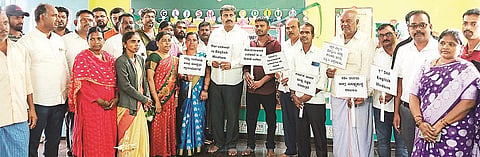  ಕಣ್ಣೂರು ಸರ್ಕಾರಿ ಶಾಲೆಯಲ್ಲಿ ಶಾಸಕ ಎಂ.ಆರ್ ಮಂಜುನಾಥ್ ಇಂಗ್ಲಿಷ್ ಮಾಧ್ಯಮ ಆರಂಭೋತ್ಸವಕ್ಕೆ ಚಾಲನೆ ನೀಡಿದರು. ಗುರುಲಿಂಗಯ್ಯ, ಚಿನ್ನಪ್ಪಯ್ಯ, ಮಲ್ಲೇಶ್, ರಾಜಮ್ಮ ಇತರರು ಇದ್ದರು.  