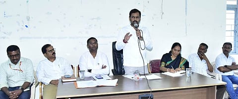 ಸ್ವಾತಂತ್ರ ದಿನಾಚರಣೆ ಹಿನ್ನೆಲೆಯಲ್ಲಿ ಕೆ.ಆರ್.ನಗರದ ಪಟ್ಟಣದ ತಾಲೂಕು ಆಡಳಿತ ಭವನದಲ್ಲಿ ಕರೆಯಲಾಗಿದ್ದ ಪೂರ್ವಭಾವಿ ಸಭೆಯಲ್ಲಿ ಶಾಸಕ.ಡಿ.ರವಿಶಂಕರ್ ಮಾತನಾಡಿದರು. ಜಿ.ಸುರೇಂದ್ರಮೂರ್ತಿ, ರುಕೀಯ ಬೇಗಂ, ವಿ.ಪಿ.ಕುಲದೀಪ್, ಎ.ರವಿ, ಕೋಳಿಪ್ರಕಾಶ್, ಉದಯಕುಮಾರ್ ಇತರರು ಇದ್ದರು.