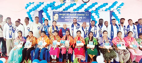 ಸರಗೂರು ಪಟ್ಟಣದ ಅಂಬೇಡ್ಕರ್ ಸಮುದಾಯ ಭವನದಲ್ಲಿ ಸೋಮವಾರ ತಾಲೂಕು ಆದಿಕರ್ನಾಟಕ ಮಹಾಸಭಾ, ಡಾ.ಬಿ.ಆರ್.ಅಂಬೇಡ್ಕರ್ ಟ್ರಸ್ಟ್ ತಾಲೂಕು ಶಾಖೆಯಿಂದ ನಡೆದ 2024-25ನೇ ಸಾಲಿನ ಎಸ್‌ಎಸ್‌ಎಲ್‌ಸಿ, ಪಿಯು ವಿದ್ಯಾರ್ಥಿಗಳಿಗೆ ಶಾಸಕ ಅನಿಲ್ ಚಿಕ್ಕಮಾದು ಅವರು ಪ್ರತಿಭಾ ಪುರಸ್ಕಾರ ವಿತರಿಸಿದರು.
