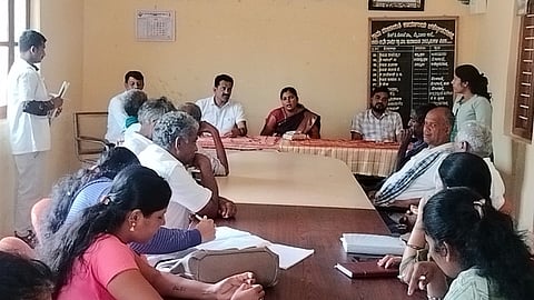 ಎಚ್.ಡಿ.ಕೋಟೆ ತಾಲೂಕಿನ ಚಕ್ಕೋಡನಹಳ್ಳಿ ಗ್ರಾಮ ಪಂಚಾಯಿತಿ ಸಭಾಂಗಣದಲ್ಲಿ ಗ್ರಾಮ ಆರೋಗ್ಯ ನೈರ್ಮಲ್ಯ ಮತ್ತು ಪೌಷ್ಟಿಕ ಸಮಿತಿ ಸಭೆ ಆಯೋಜಿಸಲಾಗಿತ್ತು. ಡಾ.ಟಿ.ರವಿಕುಮಾರ್, ರಾಜೇಶ್ವರಿ, ರವಿ, ರವಿರಾಜ್, ಅರ್ಚನಾ, ರೇಖಾ, ಆಸೀಮ ಸುಲ್ತಾನ್, ಮಾನಸ ಇತರರು ಇದ್ದರು.