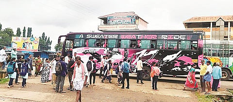 ಮೈಸೂರಿಗೆ ಹೋಗಲು ಗುಂಡ್ಲುಪೇಟೆ ಸಾರಿಗೆ ಬಸ್ ನಿಲ್ದಾಣದಲ್ಲಿ  ಖಾಸಗಿ ಬಸ್ ಹತ್ತಲು ಮುಗಿಬೀಳುತ್ತಿರುವ ಪ್ರಯಾಣಿಕರು.