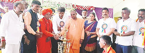 ಮಲೆಮಹದೇಶ್ವರ ಬೆಟ್ಟದಲ್ಲಿ ಆಯೋಜಿಸಿದ್ದ ಹಡಪದ ಅಪ್ಪಣ್ಣ ಅವರ ಜಯಂತಿಯನ್ನು ಶಾಸಕ ಎಂ.ಆರ್ ಮಂಜುನಾಥ್ ಉದ್ಘಾಟಿಸಿದರು. ಡಾ.ಶ್ರೀ ಶಾಂತಮಲ್ಲಿಕಾರ್ಜುನ ಸ್ವಾಮೀಜಿ, ಭಾರತಿ ಅಪ್ಪಣ್ಣ ಸ್ವಾಮೀಜಿ, ವೆಂಕಟರಾಜು, ಸುನಂದಾ ಇತರರು ಇದ್ದರು. 