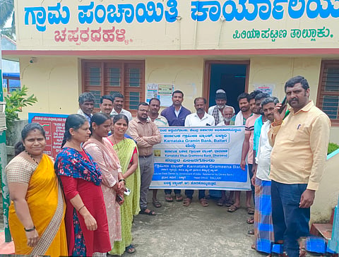 ಬೆಟ್ಟದಪುರ ಸಮೀಪದ ಚಪ್ಪರದಹಳ್ಳಿ ಗ್ರಾಮ ಪಂಚಾಯಿತಿ ಆವರಣದಲ್ಲಿ ಕರ್ನಾಟಕ ಗ್ರಾಮೀಣ ಬ್ಯಾಂಕ್ ಚಪ್ಪರದಹಳ್ಳಿ ಶಾಖೆವತಿಯಿಂದ ಜನಸುರಕ್ಷಾ ಅಭಿಯಾನ ಆಯೋಜಿಸಲಾಗಿತ್ತು. ಜಿ.ಮಧುಸೂಧನ್, ಸಿ.ಎನ್.ರಾಜೇಶ್, ಎಚ್.ಎಸ್.ದೇವೇತಗೌಡ, ಅಜೀತ್, ಕೆ.ಕೆ.ಶ್ರೀದೇವಿ ಇತರರು ಇದ್ದರು.