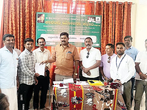 ಕಾರಟಗಿಯಲ್ಲಿ ಶ್ರೀಕ್ಷೇತ್ರ ಧರ್ಮಸ್ಥಳ ಗ್ರಾಮಾಭಿವೃದ್ಧಿ ಯೋಜನೆಯಿಂದ ಹಮ್ಮಿಕೊಂಡಿದ್ದ ಸುಜ್ಞಾನ ನಿಧಿ ಶಿಷ್ಯ ವೇತನ ಕಾರ್ಯಕ್ರಮದಲ್ಲಿ ಜಿಲ್ಲಾ ಉಸ್ತುವಾರಿ ಸಚಿವ ಶಿವರಾಜ ತಂಗಡಗಿ ವಿದ್ಯಾರ್ಥಿಗಳಿಗೆ ಶಿಷ್ಯ ವೇತನ ಮಂಜುರಾತಿ ಪತ್ರ ವಿತರಿಸಿದರು. ಜಿಲ್ಲಾ ಜನಜಾಗೃತಿ ವೇದಿಕೆ ಸದಸ್ಯ ರಮೇಶ ಕುಲಕರ್ಣಿ, ಬಿಜೆಪಿ ಮಂಡಲ ಅಧ್ಯಕ್ಷ ಮಂಜುನಾಥ್ ಮಸ್ಕಿ, ತಾಲೂಕು ಯೋಜನಾಧಿಕಾರಿ ಡಿ.ನಿಂಗಪ್ಪ ಇತರರಿದ್ದರು.