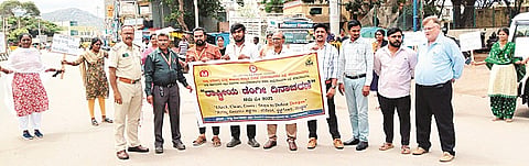 ಡೆಂೆ ಜ್ವರ ದಿನಾಚರಣೆ ಅಂಗವಾಗಿ ಹನೂರಿನಲ್ಲಿ ಜಾಥಾ ನಡೆಸುವ ಮೂಲಕ ಸಾರ್ವಜನಿಕರಲ್ಲಿ ಜಾಗೃತಿ ಮೂಡಿಸಲಾಯಿತು. ರಾಜೇಶ್‌ಕುಮಾರ್, ಡಾ.ಪ್ರಕಾಶ್, ಡಾ.ಮನು, ಡಾ.ಕಿಶೋರ್, ಶಿವರಾಜು ಇತರರು ಇದ್ದರು. 