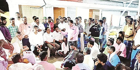 ಬೂದುಬಾಳು ಗ್ರಾಮದ ಕೆರೆಗೆ ಕಾವೇರಿ ನೀರು ತುಂಬಿಸುವಂತೆ ಗ್ರಾಮಸ್ಥರು ಶಾಸಕ ಎಂ.ಆರ್ ಮಂಜುನಾಥ್ ಅವರಿಗೆ ಮನವಿ ಮಾಡಿದರು. ಕರುಣಾಮಯಿ, ವಿಜಯಕುಮಾರ್, ಮಹದೇವ, ರಾಜೇಶ್ ಇತರರು ಇದ್ದರು. 