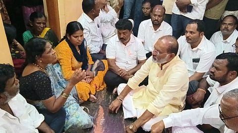 district-koppal-gavinayak-murder-case-jds-cv-chandrashekhar-visit