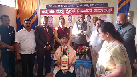 ಸರಗೂರು ಪಟ್ಟಣದ ಲಯನ್ಸ್ ಅಕಾಡಮಿ ಶಾಲೆಯಲ್ಲಿ ಇತ್ತೀಚೆಗೆ ಲಯನ್ಸ್ ಸಂಸ್ಥೆಯ ನೂತನ ಪದಾಧಿಕಾರಿಗಳಿಗೆ ಪದಗ್ರಹಣ ಕಾರ್ಯಕ್ರಮವನ್ನು ಆಯೋಜಿಸಲಾಗಿತ್ತು. ಎನ್.ಕೃಷ್ಣೇಗೌಡ, ಎಸ್.ಬಿ.ನಾಗರಾಜು, ಡಿ.ಟಿ.ಜಯರಾಮಯ್ಯ, ಡಾ.ಆರ್.ಸುಜಾತಾ ಇತರರು ಇದ್ದರು.
