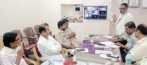 ದೇವದುರ್ಗದ ಸಾರ್ವಜನಿಕ ಆಸ್ಪತ್ರೆಯಲ್ಲಿ ಏರ್ಪಡಿಸಿದ್ದ ನಕಲಿ ವೈದ್ಯರ ತಡೆ ಕಾರ್ಯಪಡೆ ಸಮಿತಿ ಸಭೆಯಲ್ಲಿ ಟಿಎಚ್‌ಒ ಡಾ.ಬನದೇಶ್ವರ ಮಾತನಾಡಿದರು. ತಹಸೀಲ್ದಾರ್ ಚನ್ನಮಲ್ಲಪ್ಪ ಘಂಟಿ, ಅರಕೇರಾ ತಹಸೀಲ್ದಾರ್ ಅಮರೇಶ ಬಿರಾದಾರ್, ಸಿಪಿಐ ಎನ್.ವೈ.ಗುಂಡೂರಾವ್, ಪಿಐ ಎಸ್.ಮಂಜುನಾಥ, ಟಿಎಚ್‌ಒ ಡಾ.ಬನದೇಶ್ವರ, ಐಎಂಎ ತಾಲೂಕು ಅಧ್ಯಕ್ಷ ಡಾ.ಎಚ್.ಎ.ನಾಡಗೌಡ ಇತರರಿದ್ದರು.