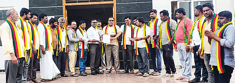 ದೇವದುರ್ಗದಲ್ಲಿ ತಾಪಂ ಇಒ ಬಸವರಾಜ ಹಟ್ಟಿಗೆ ಜಯ ಕರ್ನಾಟಕ ಸಂಘಟನೆ ಮನವಿ ಸಲ್ಲಿಸಿತು. ತಾಲೂಕು ಅಧ್ಯಕ್ಷ ಯಲ್ಲಗೌಡ ಕೆ.ಇರಬಗೇರಾ, ಪ್ರಮುಖರಾದ ಸೋಫಿಸಾಬ್, ಮುಸ್ತಫಾ, ರಂಗನಾಥ ಚಿಕ್ಕಗುಡ್ಡ, ರಂಗನಾಥ, ಸಂಗಮೇಶ ಕಲ್ಲೂರು ಇತರರಿದ್ದರು.