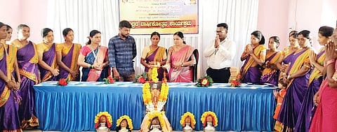 ಗಂಗಾವತಿ ತಾಲೂಕಿನ ಬಂಡಿ ಬಸಪ್ಪ ಕ್ಯಾಂಪ್‌ನ ಸಮುದಾಯ ಭವನದಲ್ಲಿ ಹಮ್ಮಿಕೊಂಡಿದ್ದ ಶ್ರೀಕ್ಷೇತ್ರ ಧರ್ಮಸ್ಥಳ ಗ್ರಾಮಾಭಿವೃದ್ಧಿ ಯೋಜನೆ ಬಿಸಿ ಟ್ರಸ್ಟ್‌ನ ಸಂಗಾಪುರ ಕಾರ್ಯಕ್ಷೇತ್ರದ ವರಮಹಾಲಕ್ಷ್ಮಿ ಜ್ಞಾನ ವಿಕಾಸ ಕೇಂದ್ರದ ವಾರ್ಷಿಕೋತ್ಸವ ಮತ್ತು ಅರಿವು ಕಾರ್ಯಕ್ರಮವನ್ನು ಗ್ರಾಪಂ ಸದಸ್ಯ ಜೀವಾನಂದ ಉದ್ಘಾಟಿಸಿದರು. ಸಂಪನ್ಮೂಲ ವ್ಯಕ್ತಿ ಹಾಗೂ ನಗರಸಭೆ ಕಾನೂನು ಸಲಹೆಗಾರ್ತಿ ರಾಜೇಶ್ವರಿ ಸುರೇಶ, ಸಮನ್ವಯಾಧಿಕಾರಿ ಸುಧಾ ಇತರರಿದ್ದರು.