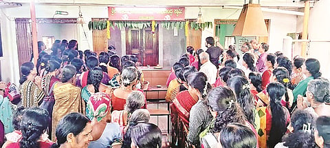 ಶ್ರೀ ವೀರಾಂಜನೇಯ ಸ್ವಾಮಿ ದೇವಾಲಯದಲ್ಲಿ ಆಯೋಜಿಸಿದ್ದ ವಿಶೇಷ ಪೂಜಾ ಸಮಯದಲ್ಲಿ ನೆರೆದಿದ್ದ ಭಕ್ತ ಸಮೂಹ.