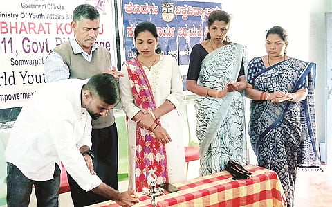 ಸೋಮವಾರಪೇಟೆಯ ಸರ್ಕಾರಿ ಪದವಿ ಪೂರ್ವ ಕಾಲೇಜಿನಲ್ಲಿ ಆಯೋಜಿಸಿದ್ದ ಕಾರ್ಯಕ್ರಮವನ್ನು  ಡಾ.ಜಮೀರ್ ಅಹಮ್ಮದ್ ಉದ್ಘಾಟಿಸಿದರು. ರುಬಿನಾ, ಬೆಳ್ಳಿಯಪ್ಪ ಇದ್ದರು. 