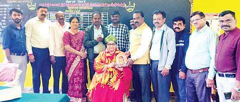 ಸೋಮವಾರಪೇಟೆ ತಾಲೂಕಿನ ಶಿಕ್ಷಣಾಧಿಕಾರಿಯಾಗಿ ಸೇವೆ ಸಲ್ಲಿಸಿ ವರ್ಗಾವಣೆಗೊಂಡ ಬಿಇಒ ಭಾಗ್ಯಮ್ಮ ಅವರನ್ನು ಶಿಕ್ಷಕರ ಸಂಘ ಹಾಗೂ ಶಿಕ್ಷಣ ಇಲಾಖೆ ಸಿಬ್ಬಂದಿ ಸನ್ಮಾನಿಸಿದರು. ಸೋಮಶೇಖರ್, ಮಲ್ಲಪ್ಪ, ತಿಲೋತ್ತಮೆ ಇದ್ದರು.