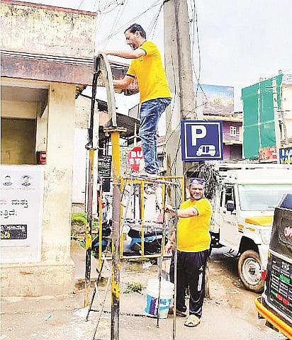 ಸುಂಟಿಕೊಪ್ಪದಲ್ಲಿ ಸರ್ಕಾರಿ ಮತ್ತು ವಿವಿಧ ಸಂಘ,ಸಂಸ್ಥೆಗಳಿಗೆ ಸೇರಿದ ಫಲಕಗಳನ್ನು ಎಸ್‌ವೈಎಸ್ ತಂಡದ ಯುವಕರು ಸ್ವಚ್ಛಗೊಳಿಸಿದರು. 