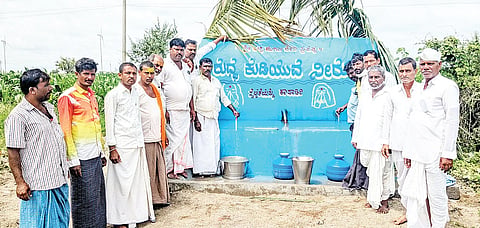 ಕವಲೂರಿನ ಶ್ರೀ ಕಟ್ಟೆ ದುರ್ಗಮ್ಮದೇವಿ ದೇವಸ್ಥಾನ ಬಳಿ ಕುಡಿವ ನೀರಿನ ಟ್ಯಾಂಕ್ ಉದ್ಘಾಟಿಸಲಾಯಿತು. ಪ್ರಮುಖರಾದ ಕರಿಯಪ್ಪ, ಶಣಪ್ಪ, ಪಕೀರಪ್ಪ, ಗವಿಸಿದ್ದಪ್ಪ, ನಾಗಪ್ಪ, ಹುಸೇನ್‌ಸಾಬ್ ಇತರರಿದ್ದರು.