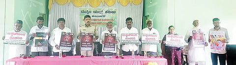 ಹನುಮಸಾಗರದ ಶಾದಿಮಹಲ್ನಲ್ಲಿ ಮುಸ್ಲಿಂ ಯಥ್ಸ್ ಕಮಿಟಿಯಿಂದ ವ್ಯಸನ ಮುಕ್ತಿ ಜಾಗೃತಿ ಫೋಸ್ಟರ್ ಬಿಡುಗಡೆ ಮಾಡಲಾಯಿತು. ಪಿಎಸ್‌ಐ ಧನುಂಜಯ ಹಿರೇಮಠ, ಗ್ರಾಪಂ ಅಧ್ಯಕ್ಷ ರುದ್ರಗೌಡ ಗೌಡಪ್ಪನವರ, ವೈದ್ಯಾಧಿಕಾರಿ ಡಾ.ದೀಪಿಕಾ ರಾಮಾನುಜಂ, ಪಿಡಿಒ ನಿಂಗಪ್ಪ ಮೂಲಿಮನಿ ಇತರರಿದ್ದರು.