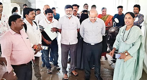 ಗಂಗಾವತಿ ನಗರಸಭೆ ಕಚೇರಿಗೆ ಡಿಸಿ ಡಾ.ಸುರೇಶ ಇಟ್ನಾಳ್ ಭೇಟಿ ನೀಡಿ ಅಭಿವೃದ್ಧಿ ಕಾಮಗಾರಿಗಳ ಬಗ್ಗೆ ಮಾಹಿತಿ ಪಡೆದರು. ಪೌರಾಯುಕ್ತ ಅರ್.ವಿರೂಪಾಕ್ಷಮೂರ್ತಿ, ಅಧ್ಯಕ್ಷೆ ಹೀರಾಬಾಯಿ ಸಿಂಗ್, ಪ್ರಭಾರ ತಹಸೀಲ್ದಾರ್ ರವಿ ಎಸ್.ಅಂಗಡಿ ಇತರರಿದ್ದರು.