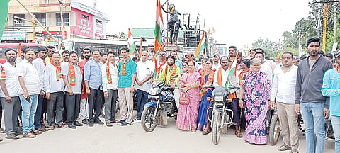 ಯಲಬುರ್ಗಾ ತಾಲೂಕು ಬಿಜೆಪಿ ಯುವ ಮೋರ್ಚಾದ ವತಿಯಿಂದ ಸ್ವಾತಂತ್ರ್ಯೋತ್ಸವದ ನಿಮಿತ್ತ ಹರ್‌ಗರ್ ತಿರಂಗಾ ಯಾತ್ರೆ ಹಾಗೂ ಬೈಕ್‌ರ‌್ಯಾಲಿ ನಡೆಯಿತು. ಬಿಜೆಪಿ ಹಿರಿಯ ಮುಖಂಡ ಬಸಲಿಂಗಪ್ಪ ಭೂತೆ, ಮಂಡಲ ಅಧ್ಯಕ್ಷ ಮಾರುತಿ ಗಾವರಾಳ, ಯುವ ಮೋರ್ಚಾ ಅಧ್ಯಕ್ಷ ಕಲ್ಲೇಶಪ್ಪ ಕರಮುಡಿ, ಪ್ರಮುಖರಾದ ವೀರಣ್ಣ ಹುಬ್ಬಳ್ಳಿ, ಶಿವಪ್ಪ ವಾದಿ, ಅಯ್ಯನಗೌಡ ಕೆಂಚಮ್ಮನವರ ಇತರರಿದ್ದರು.