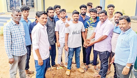 ಅಳವಂಡಿ ಸಮೀಪದ ಹೈದರನಗರ ಗ್ರಾಮದ ಸಹಿಪ್ರಾ ಶಾಲೆಯಲ್ಲಿ ಬಂಜಾರ ಸಂಘದಿಂದ ಗಿಡ ನೆಡಲಾಯಿತು. ಪ್ರಮುಖರಾದ ರವಿಕುಮಾರ, ವಿರೂಪಾಕ್ಷಿ, ರಾಜೇಶ, ಚಂದ್ರಶೇಖರ ಇತರರಿದ್ದರು.