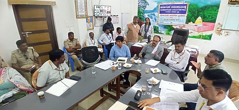 ಸೋಮವಾರಪೇಟೆ ತಾಲೂಕು ಕಚೇರಿ ಸಭಾಂಗಣದಲ್ಲಿ ಕೊಡಗು ಜಿಲ್ಲಾ ಲೋಕಾಯುಕ್ತ ಡಿವೈಎಸ್‌ಪಿ ದಿನಕರಶೆಟ್ಟಿ ಸಾರ್ವಜನಿಕರಿಂದ ದೂರು ಸ್ವೀಕಾರ ಮಾಡಿದರು. ಲೋಕೇಶ್, ವೀಣಾ ಇತರರು ಇದ್ದರು.