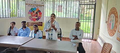 ಆಲೂರು ಸಿದ್ದಾಪುರ ಆಸ್ಪತ್ರೆಯಲ್ಲಿ ಆಯೋಜಿಸಿದ್ದ ಕಣ್ಣಿನ ತಪಾಸಣೆ ಉಚಿತ ಶಿಬಿರದಲ್ಲಿ ಆಸ್ಪತ್ರೆ ವೈದ್ಯಾಧಿಕಾರಿ ಡಾ.ಸುಪರ್ಣಾ ಮಾತನಾಡಿದರು. ಪ್ರವೀಣ್‌ಕುಮಾರ್, ಅಭಿಷೇಕ್, ಪೂಜಾ, ವಿದ್ಯಾ ಇತರರಿದ್ದರು.