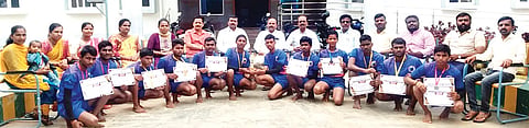 ವಲಯ ಮಟ್ಟದ ಪ್ರೌಢ ಶಾಲೆಗಳ ಕ್ರೀಡಾಕೂಟದಲ್ಲಿ ತಾಲೂಕು ಮಟ್ಟಕ್ಕೆ ಆಯ್ಕೆಯಾದ ಹನುಮಸಾಗರದ ಶ್ರೀಮತಿ ಇಂದಿರಾ ಗಾಂಧಿ ವಸತಿ ಶಾಲೆ ವಿದ್ಯಾರ್ಥಿಗಳನ್ನು ಅಭಿನಂದಿಸಲಾಯಿತು. ಪ್ರಾಚಾರ್ಯ ಅನಿಲ ಸಂಗಮ, ನಿಲಯ ಪಾಲಕ ಪ್ರಭಾಕರ ಮುದಗಲ್ಲ, ದೈಹಿಕ ಶಿಕ್ಷಣ ಶಿಕ್ಷಕಿ ಸುಧಾ ಗೌಡರ, ಸಿಬ್ಬಂದಿ ಇದ್ದರು.