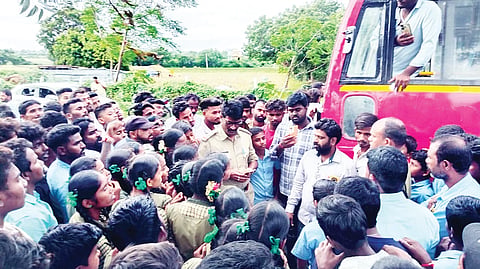 ಕನಕಗಿರಿ ತಾಲೂಕಿನ ಸುಳಕಲ್ ಗ್ರಾಮದಲ್ಲಿ ಬಸ್ ನಿರ್ವಾಹಕ ವಿದ್ಯಾರ್ಥಿನಿಯರಿಗೆ ಹಲ್ಲೆ ಮಾಡಿದ್ದಾನೆ ಎಂದು ಬಸ್ ತಡೆದು ವಿದ್ಯಾರ್ಥಿಗಳು, ಯುವಕರು ಪ್ರತಿಭಟನೆ ನಡೆಸಿದರು.