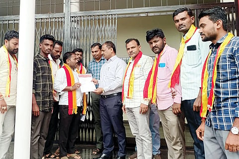 ಯಲಬುರ್ಗಾ ತಹಸಿಲ್ ಕಚೇರಿಯಲ್ಲಿ ಎಸಿ ಕ್ಯಾ.ಮಹೇಶ ಮಾಲಗಿತ್ತಿ ಹಾಗೂ ತಹಸೀಲ್ದಾರ್ ಬಸವರಾಜ ತೆನ್ನಳ್ಳಿಗೆ ಕರವೇ ಕಾರ್ಯಕರ್ತರು ಮನವಿ ಸಲ್ಲಿಸಿದರು. ತಾಲೂಕಾಧ್ಯಕ್ಷ ರಾಜಶೇಖರ ಶ್ಯಾಗೋಟಿ, ಪ್ರಮುಖರಾದ ಶಂಕರ ಮೂಲಿ, ಗೌಡಪ್ಪ ಬಲಕುಂದಿ, ಶಿವರಾಜ ಚಿಕ್ಕೊಪ್ಪ ಇತರರಿದ್ದರು.