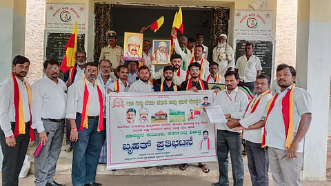 district koppal actor vishnuvardhan smaraka issue fans protest