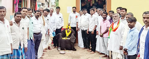 ಹನುಮಸಾಗರ ಸಮೀಪದ ಮದ್ನಾಳಯಲ್ಲಿ ಶುಕ್ರವಾರ ಕ್ರಾಂತಿವೀರ ಸಂಗೊಳ್ಳಿ ರಾಯಣ್ಣ ಜಯಂತಿ ಆಚರಿಸಲಾಯಿತು. ಗ್ರಾಪಂ ಸದಸ್ಯರಾದ ಚಿದಾನಂದಪ್ಪ ಹೂಗಾರ, ಬಂಗಾರಪ್ಪ ಪೂಜಾರ, ದೇವೇಂದ್ರಪ್ಪ ಕಾರಿ, ರಾಯಣ್ಣ ಯುವ ಪಡೆ ಸ್ಥಳೀಯ ಅಧ್ಯಕ್ಷ ಯಮನೂರ ಗುರಿಕಾರ, ಎಸ್ಡಿಎಂಸಿ ಅಧ್ಯಕ್ಷ ಶರಣಪ್ಪ ಹಟ್ಟಿ, ಉಪಾಧ್ಯಕ್ಷ ಅಂಬರೀಶ ತಳವಾರ, ದಲಿತ ವಿದ್ಯಾರ್ಥಿ ಪರಿಷತ್ ಅಧ್ಯಕ್ಷ ವಿನಾಯಕ ಮದ್ನಾಳ ಇತರರಿದ್ದರು.