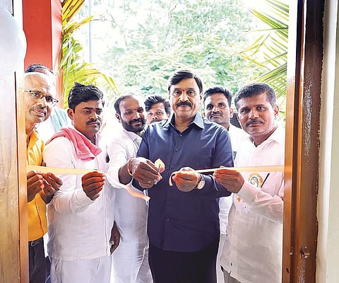 ಗಂಗಾವತಿ ತಾಲೂಕಿನ ಆಗೋಲಿಯಲ್ಲಿ ಸರ್ಕಾರಿ ಆಯುರ್ವೇದ ಚಿಕಿತ್ಸಾಲಯ ಕಟ್ಟಡವನ್ನು ಶಾಸಕ ಗಾಲಿ ಜನಾರ್ದನರೆಡ್ಡಿ ಉದ್ಘಾಟಿಸಿದರು. ಜಿಲ್ಲಾ ಆಯುಷಾಧಿಕಾರಿ ಡಾ.ಪರ್ವತಗೌಡ, ವೈದ್ಯಾಧಿಕಾರಿ ಭಾನುಪ್ರಕಾಶ, ಗ್ರಾಪಂ ಅಧ್ಯಕ್ಷ ಅಮಾಜಪ್ಪ, ಸದಸ್ಯರಾದ ಹನುಮನಗೌಡ, ಬಸವರಾಜ ಕನಕಗಿರಿ ಇತರರಿದ್ದರು.